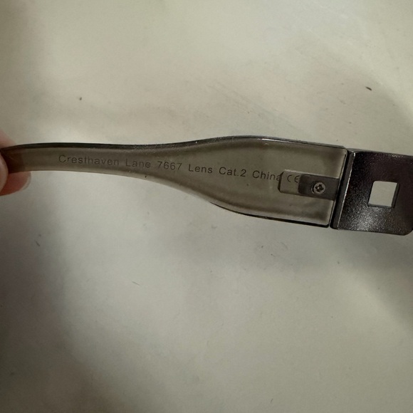 Elegant Purple-Tinted Sunglasses - Picture 3 of 3